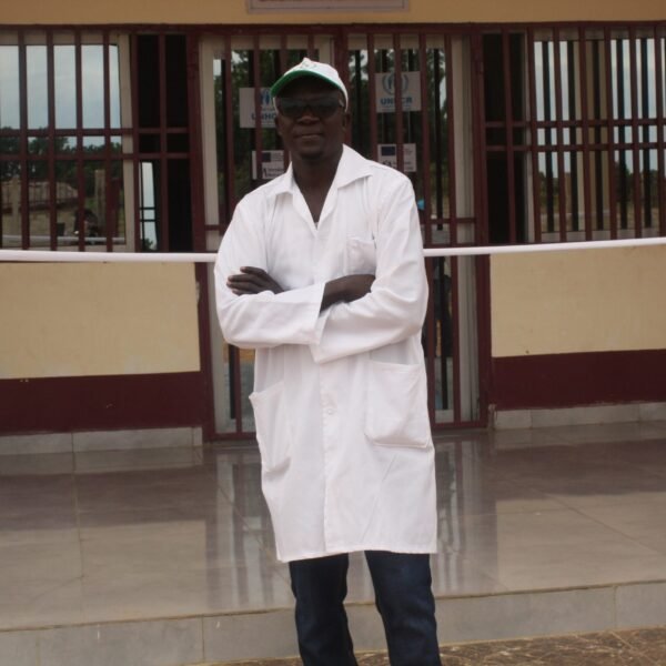 Agent de santé devant un centre de santé à Birao
