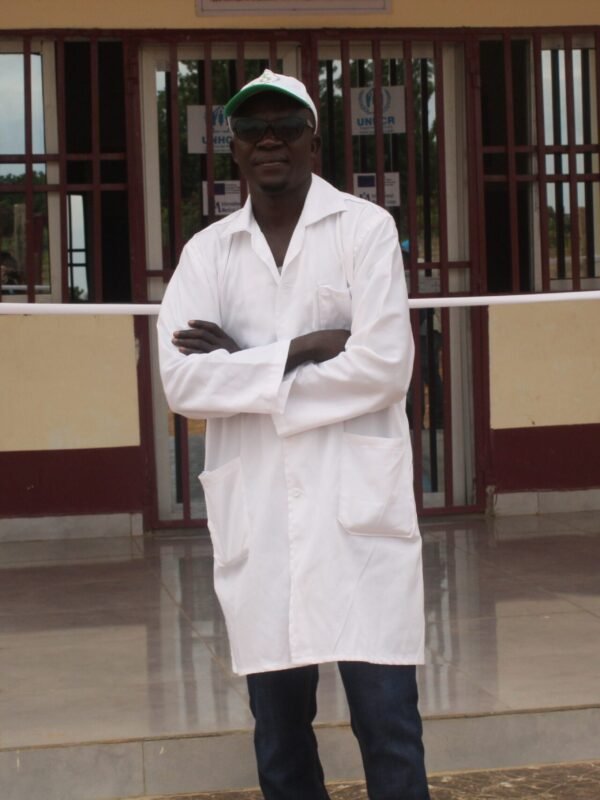 Agent de santé devant un centre de santé à Birao