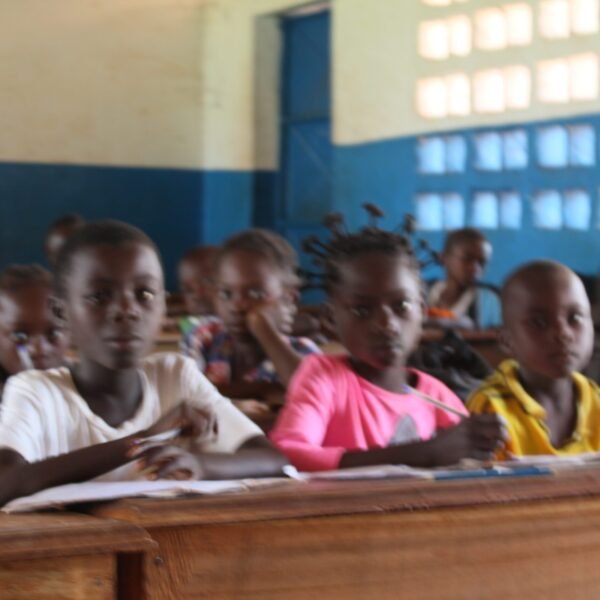 Élèves dans une salle de classe à Berberati