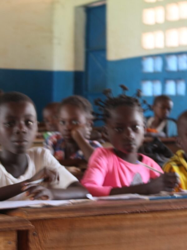 Élèves dans une salle de classe à Berberati