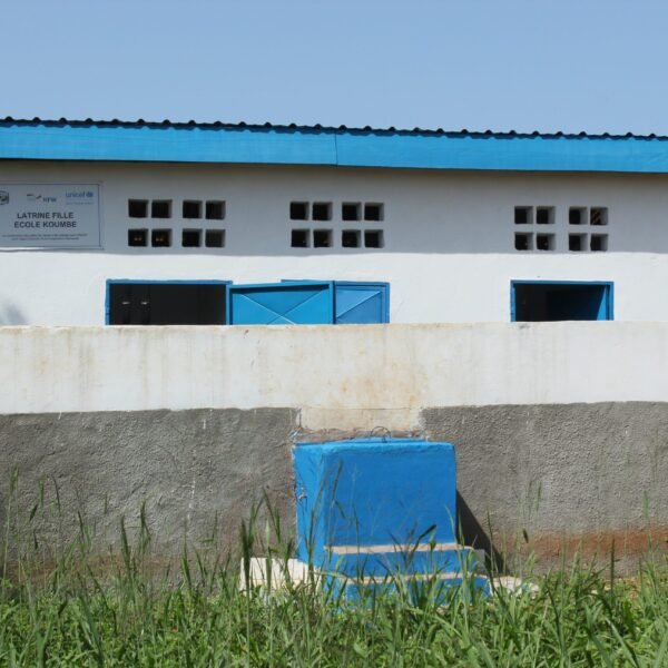 Bloc de latrines et réservoir d'eau