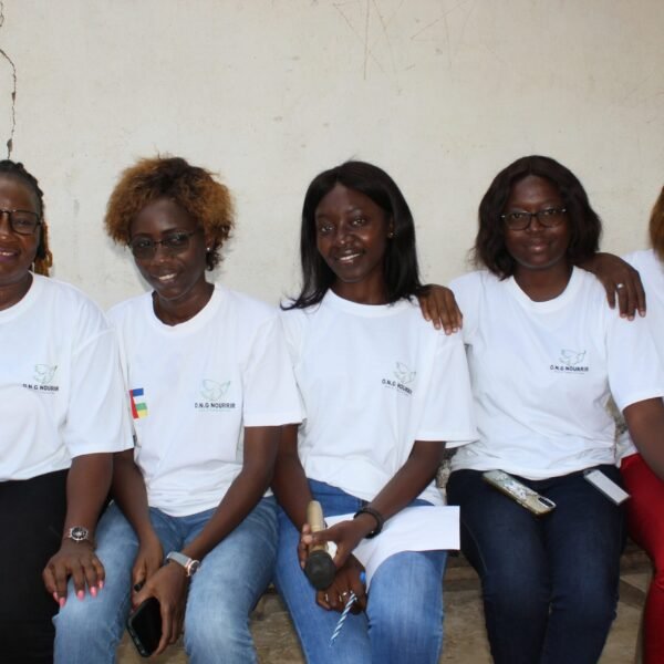 Femmes de l’équipe de NOURRIR, assises côte à côte